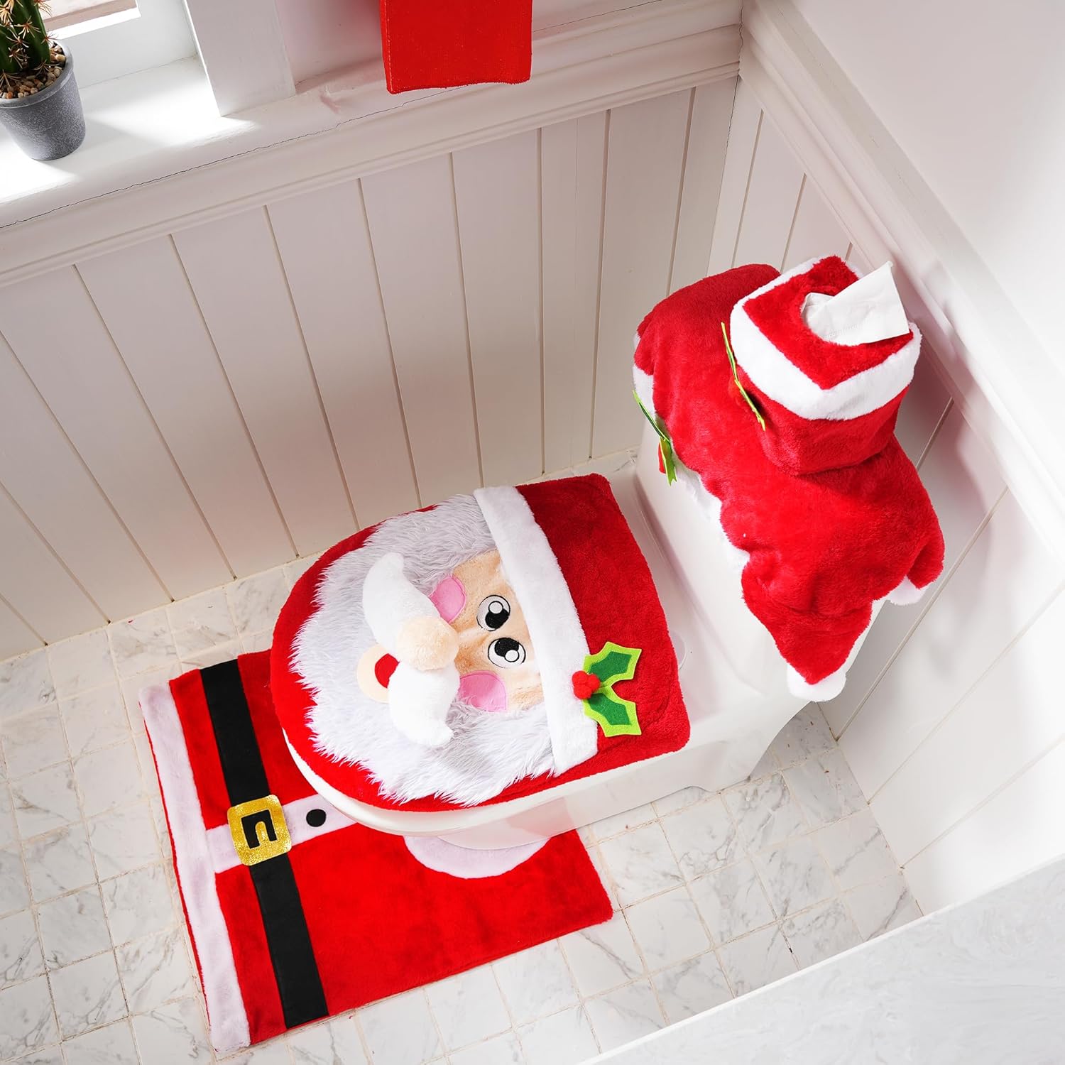 JOYIN Juego de decoración de baño de 5 piezas con temática navideña con funda de asiento de inodoro, alfombras, cubierta de depósito, funda de caja de papel higiénico y toalla de Papá Noel para